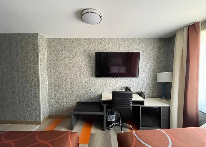 Super 8 By Wyndham Brooklyn Williamsburg